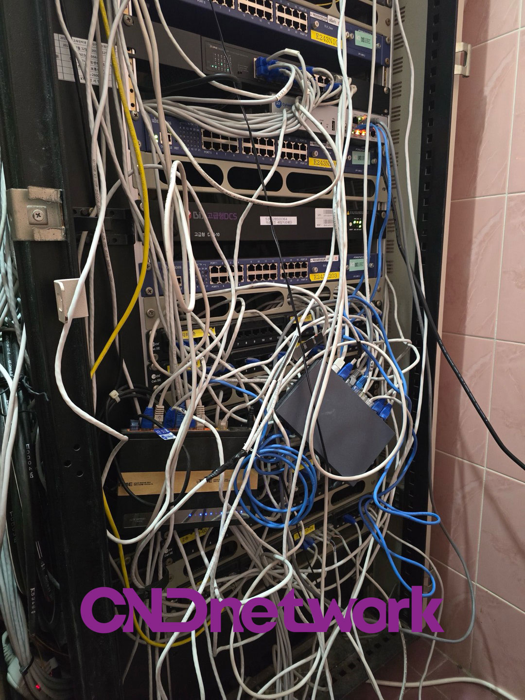 포천 요양병원 노후 통신랙 뒤엉킨 랜선 배선 상태, 개선 전 네트워크 환경
