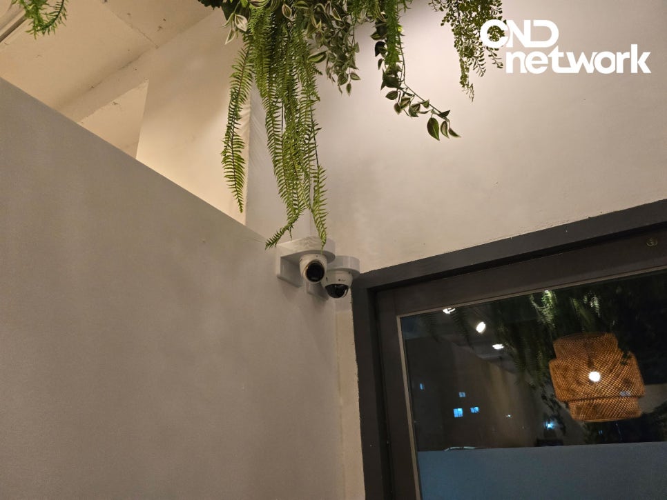 인천 카페 출입구 CCTV 카메라 2대 설치 하이크비전 CND네트워크