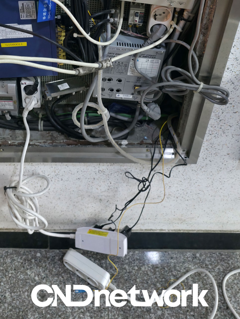 포천 요양원 인터넷 공사 전 통신 단자함 내부, 낡은 케이블과 증폭기가 뒤엉킨 모습 - CND네트워크