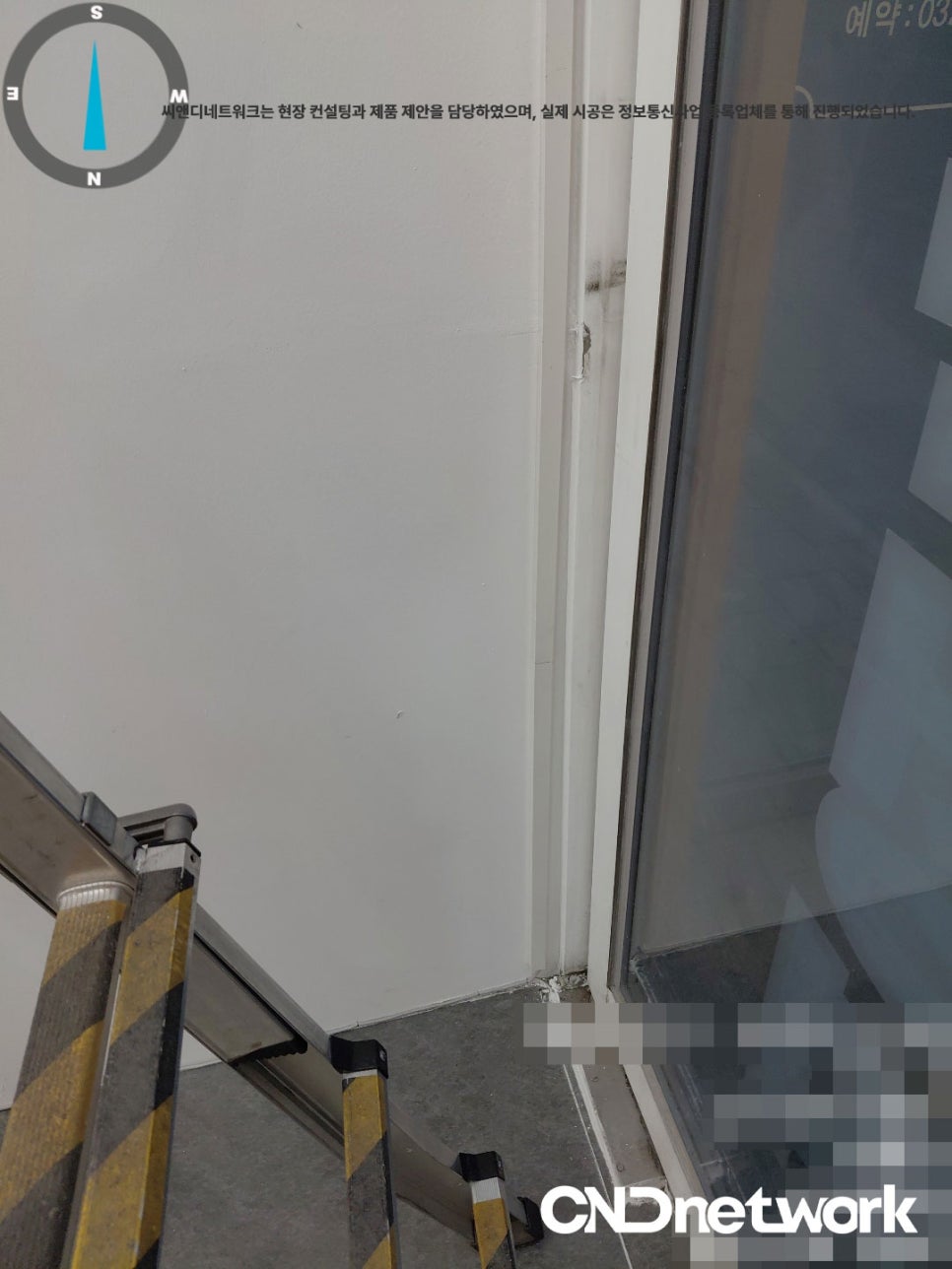 건물 외부 계단 및 유리문 주변, CCTV 사각지대 점검을 위한 현장 답사 사진