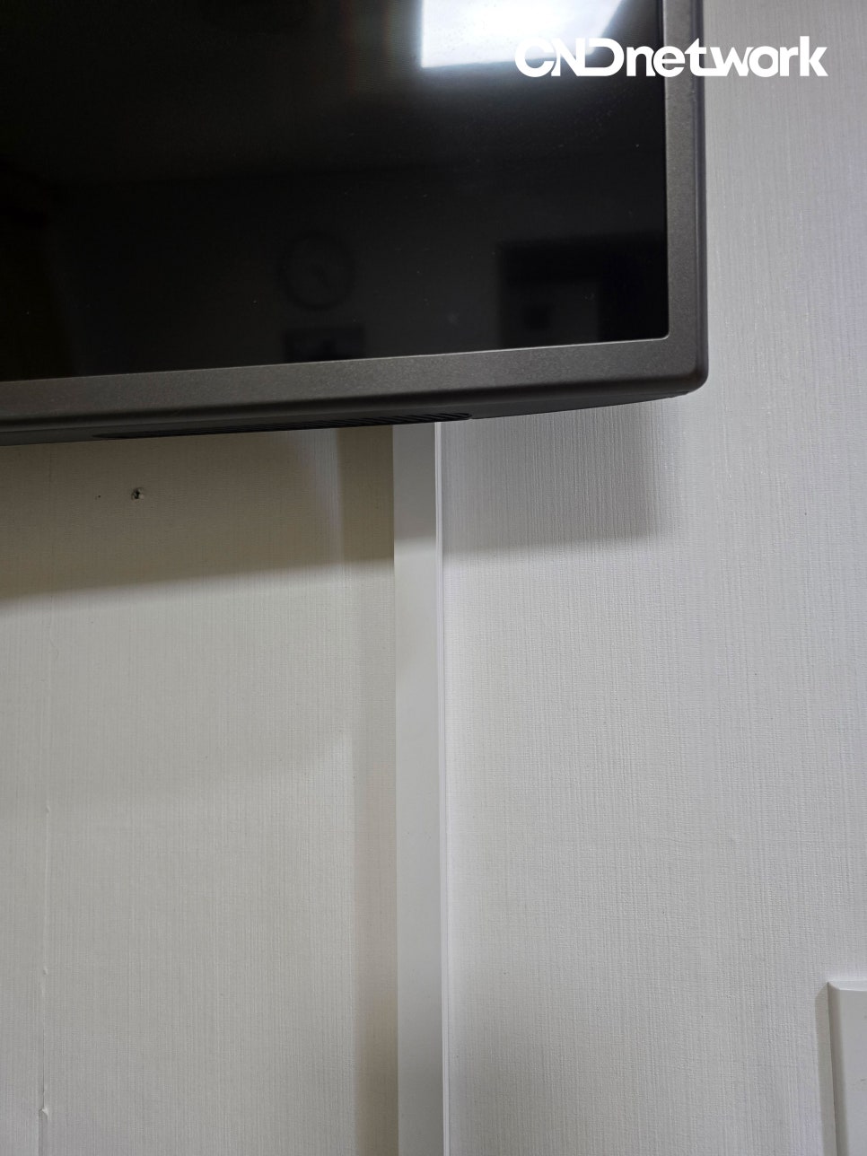 벽걸이 TV 하단 몰딩 마감 및 케이블 은선 처리 시공 사진 - 포천 랜공사