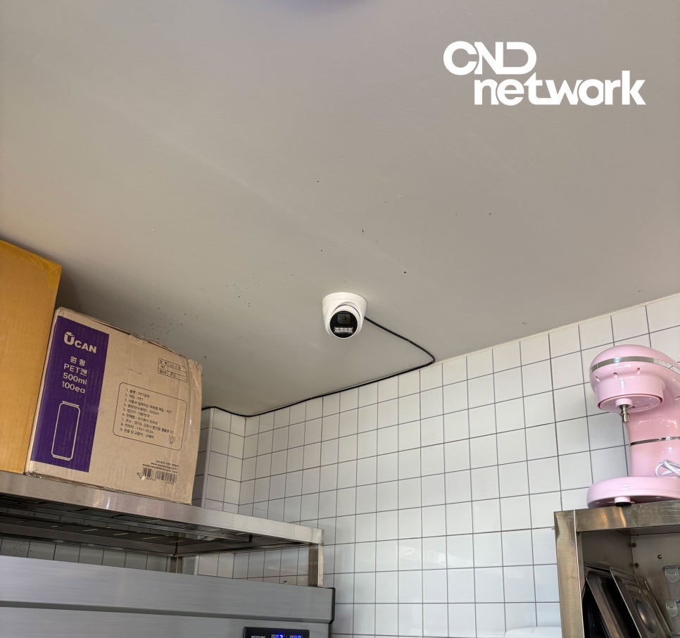 카페 주방 천장 설치된 CCTV 카메라, 식자재 창고 구역까지 촬영 범위 확보 - 서현동CCTV 설치