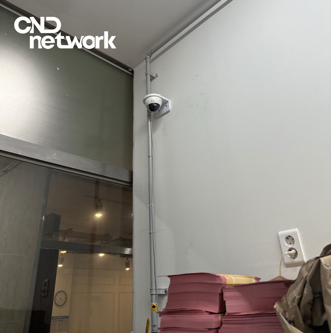 배곧CCTV 설치 완료 모습 - 음식점 벽면 돔카메라 배관 시공