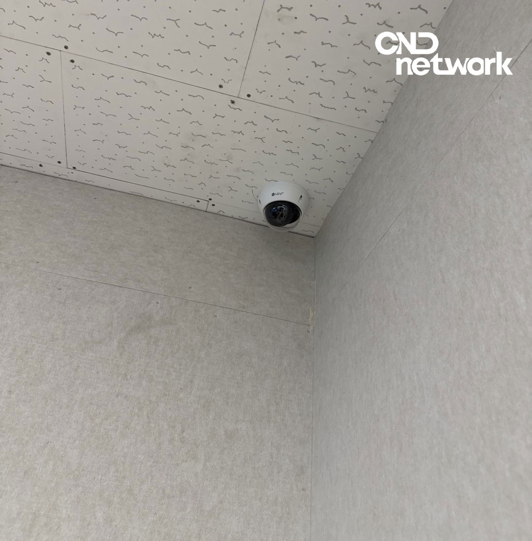 사무실 천장 코너 CCTV 카메라 설치 위치 및 배선 정리 모습