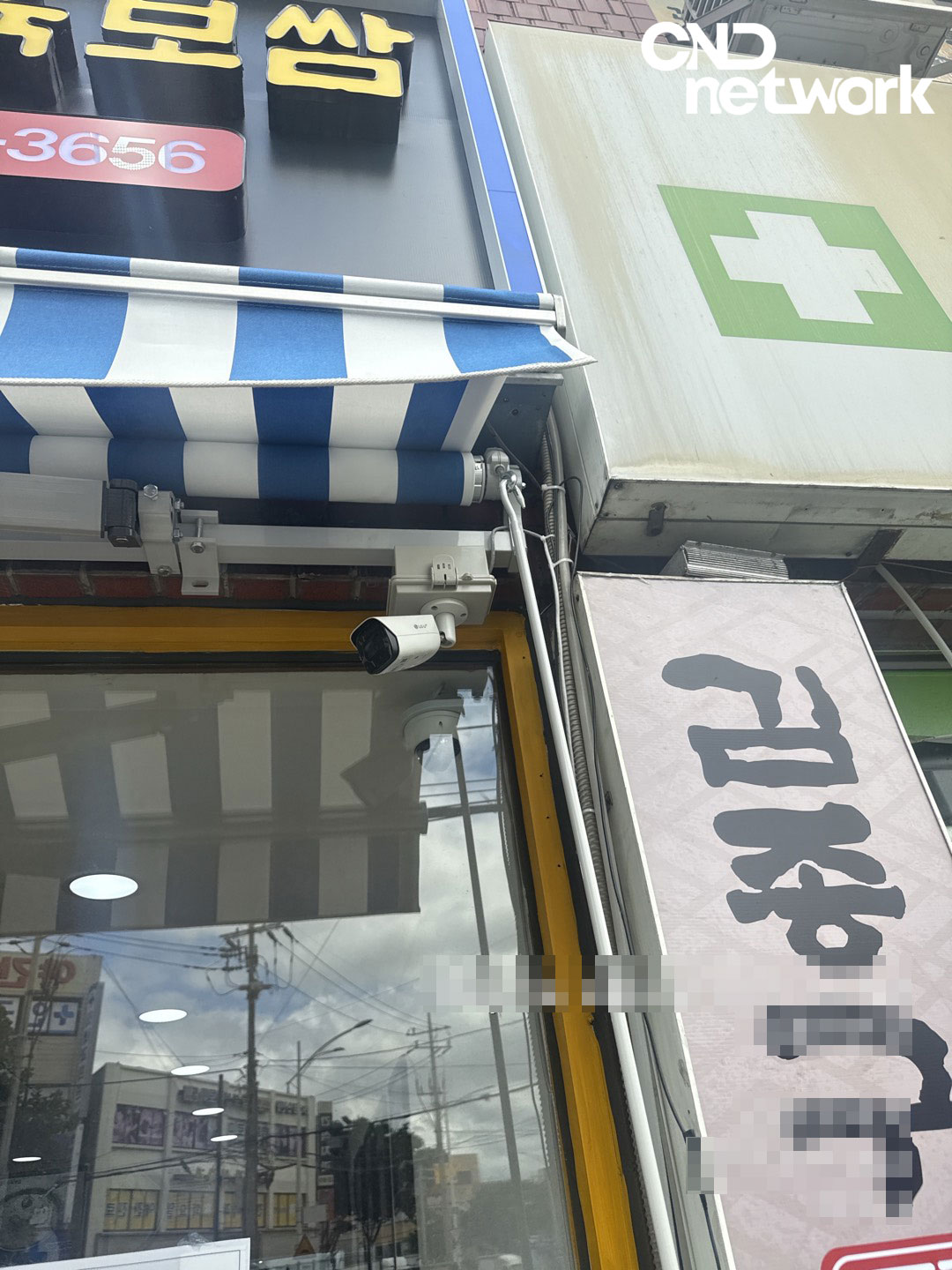 음식점 간판 하단 실외형 CCTV 카메라 설치 및 배선 정리 모습