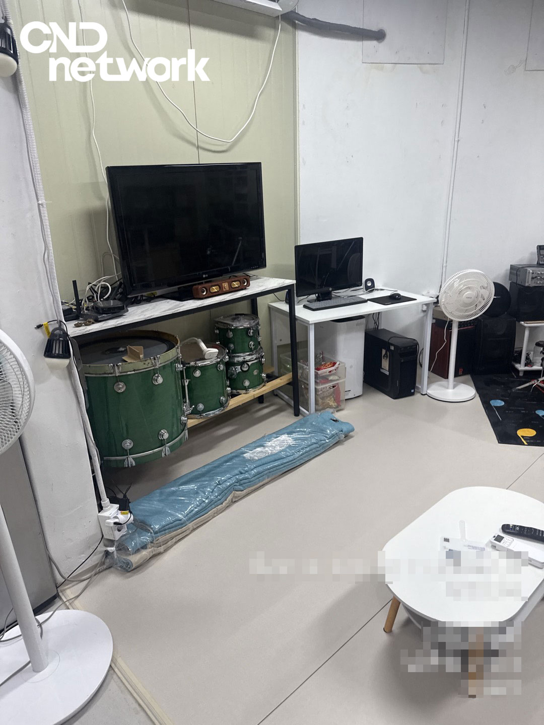 인천 남촌동 빌라 내부 거실 공간, TV와 컴퓨터가 놓인 CCTV 설치 전 실내 모습