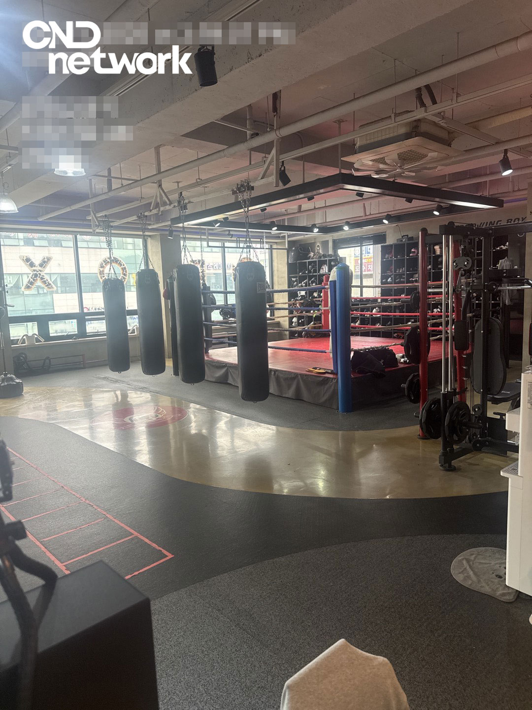 인천 서창동 REDWING BOXING 복싱장 내부, 링과 샌드백이 설치된 훈련 공간 전경