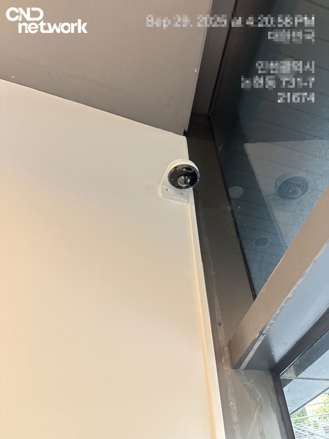 단군상점 매장 출입구 천장에 설치된 LG U+ 지능형 CCTV 카메라