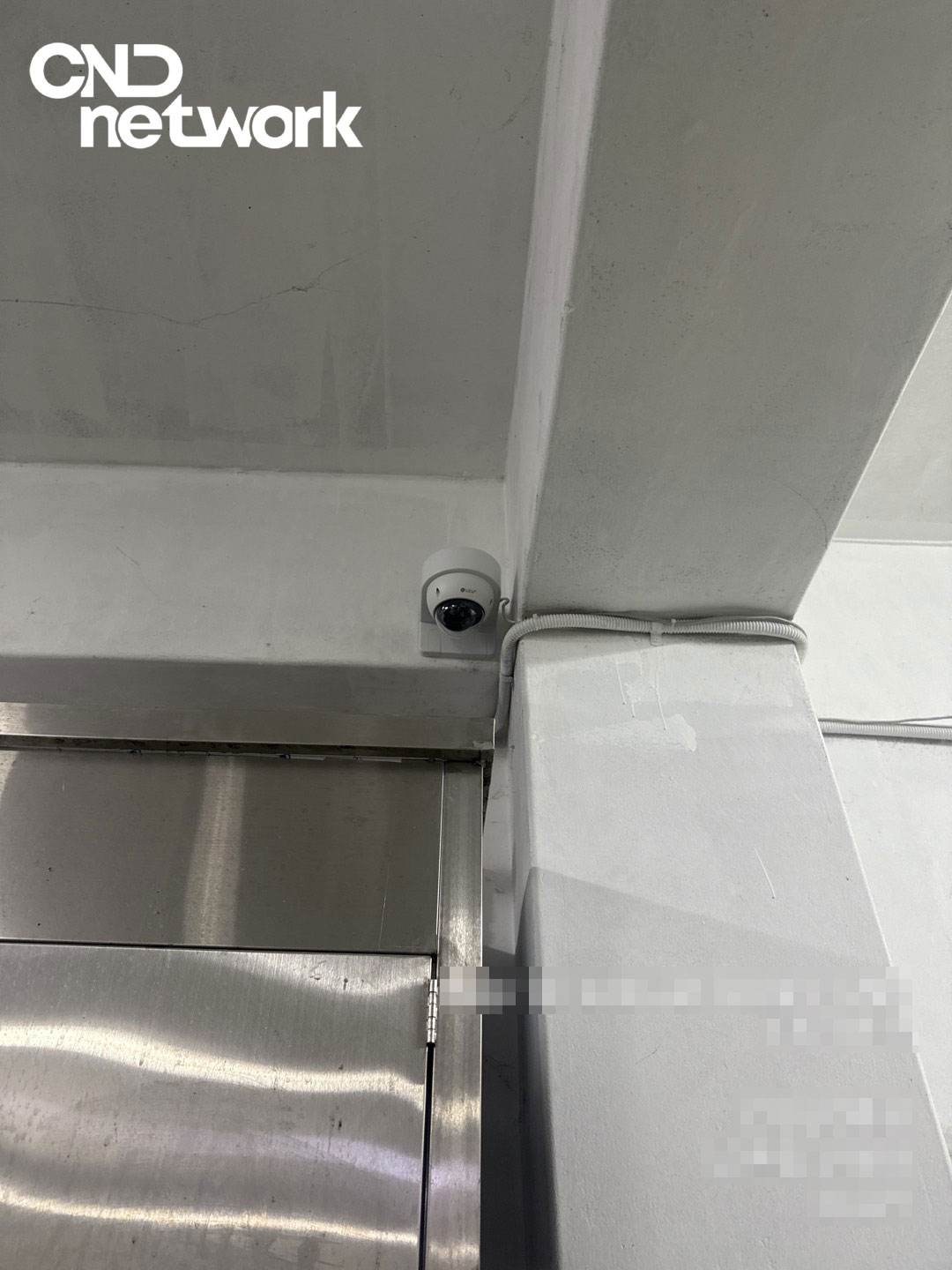 남촌동 빌라 노후 CCTV 철거 전 모습, 낡은 배관과 오래된 카메라 설치 상태