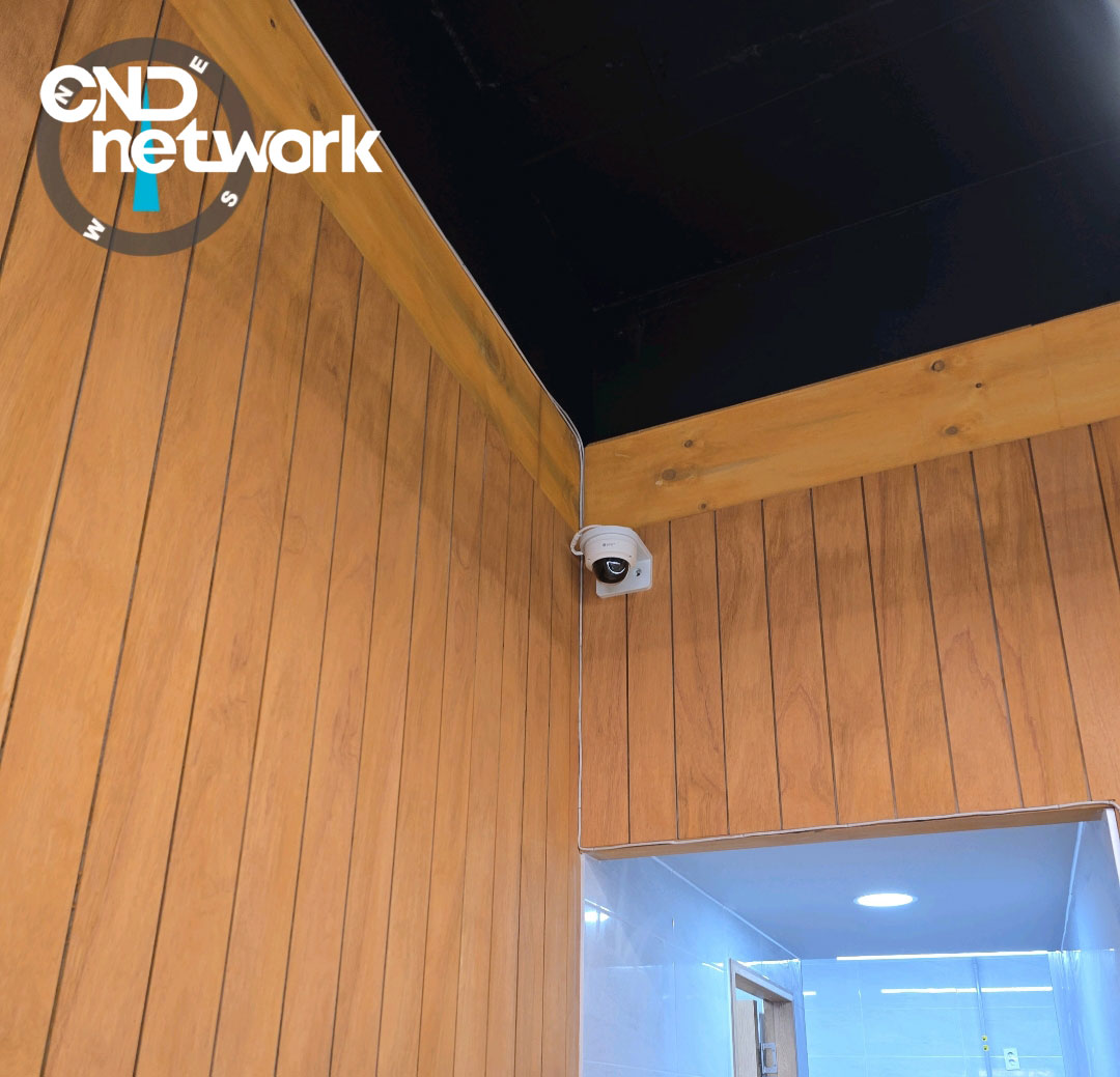 만수동 음식점 홀 원목 벽면 모서리에 설치된 CCTV 돔 카메라