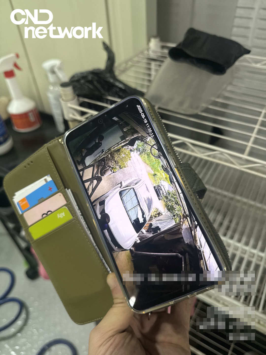 지능형 CCTV 앱을 통해 빌라 외부 주차장을 실시간으로 확인하는 화면