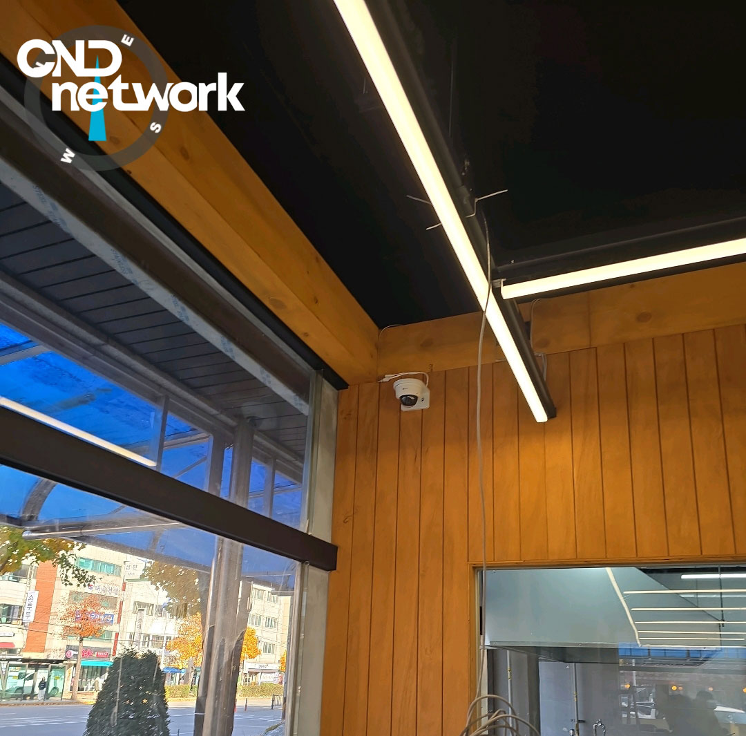 인천 만수동 음식점 홀 창가 쪽 천장에 설치된 CCTV 돔 카메라