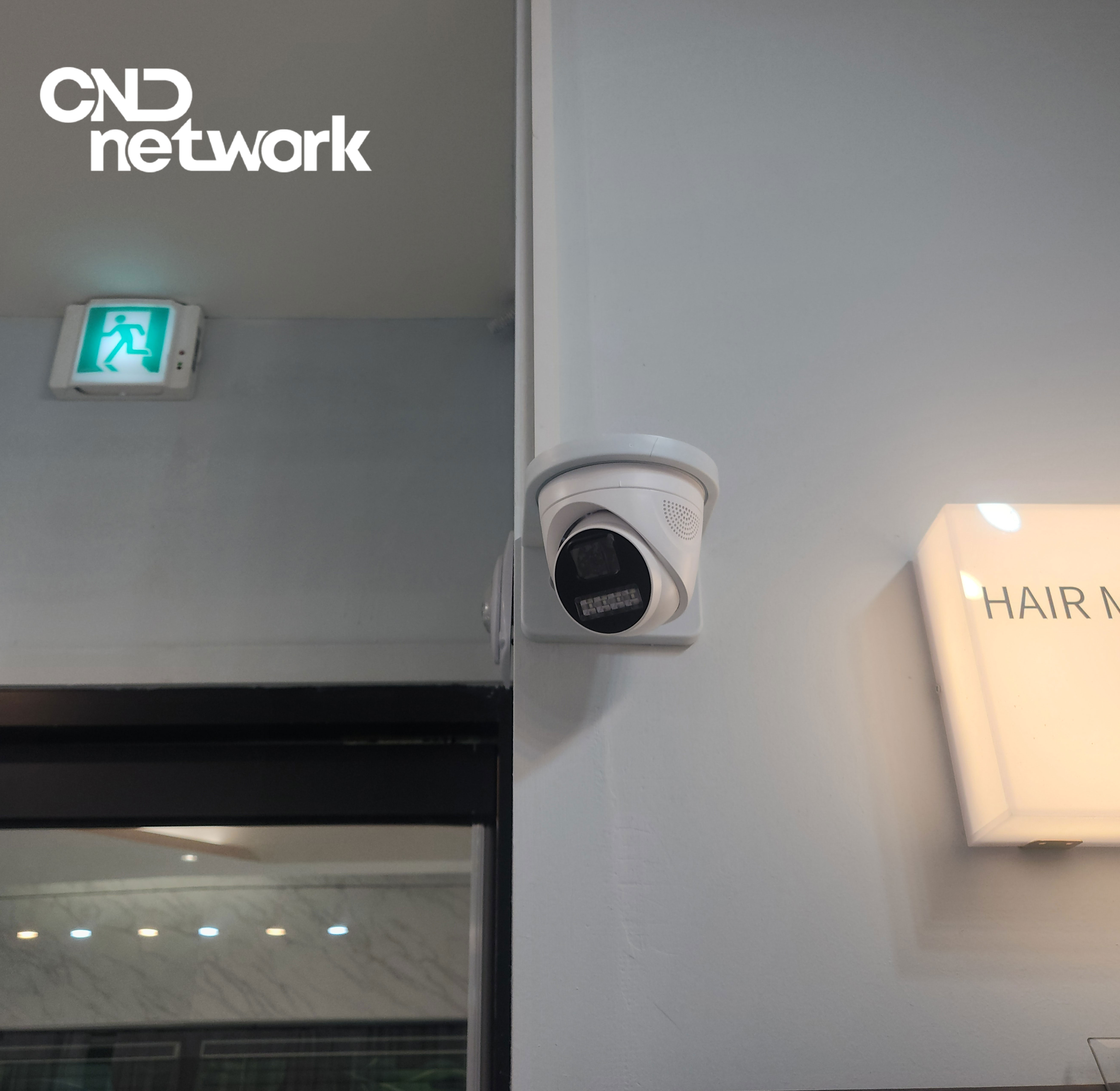 비상구 표시등 옆 매장 출입구 CCTV 돔카메라 설치, 사각지대 없는 배치