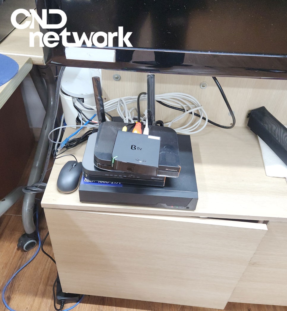 렌탈 CCTV 설치 장비 - NVR 녹화장치 및 인터넷 공유기 배선 정리 모습, 파주 CCTV 시공