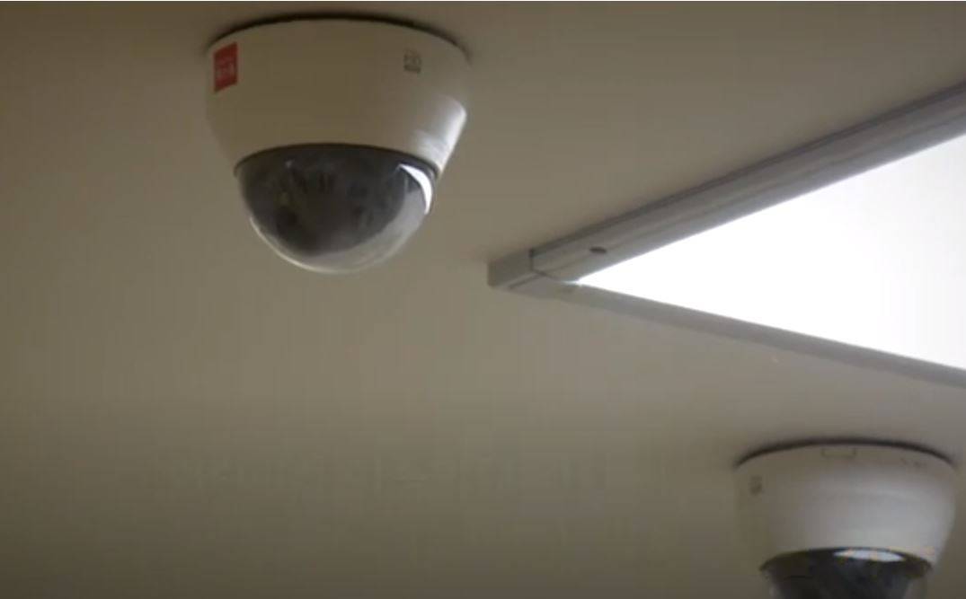 매장 천장에 설치된 돔형 CCTV 카메라, 사각지대 없는 카메라 위치 예시