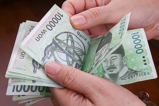 만원권 지폐 세는 손 - 통신비 절약 이미지