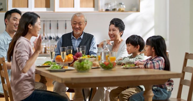 통신사 가족결합 요금제 3대가족 식사 이미지