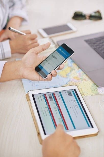 스마트폰과 태블릿으로 통신사 요금제 비교하는 모습
