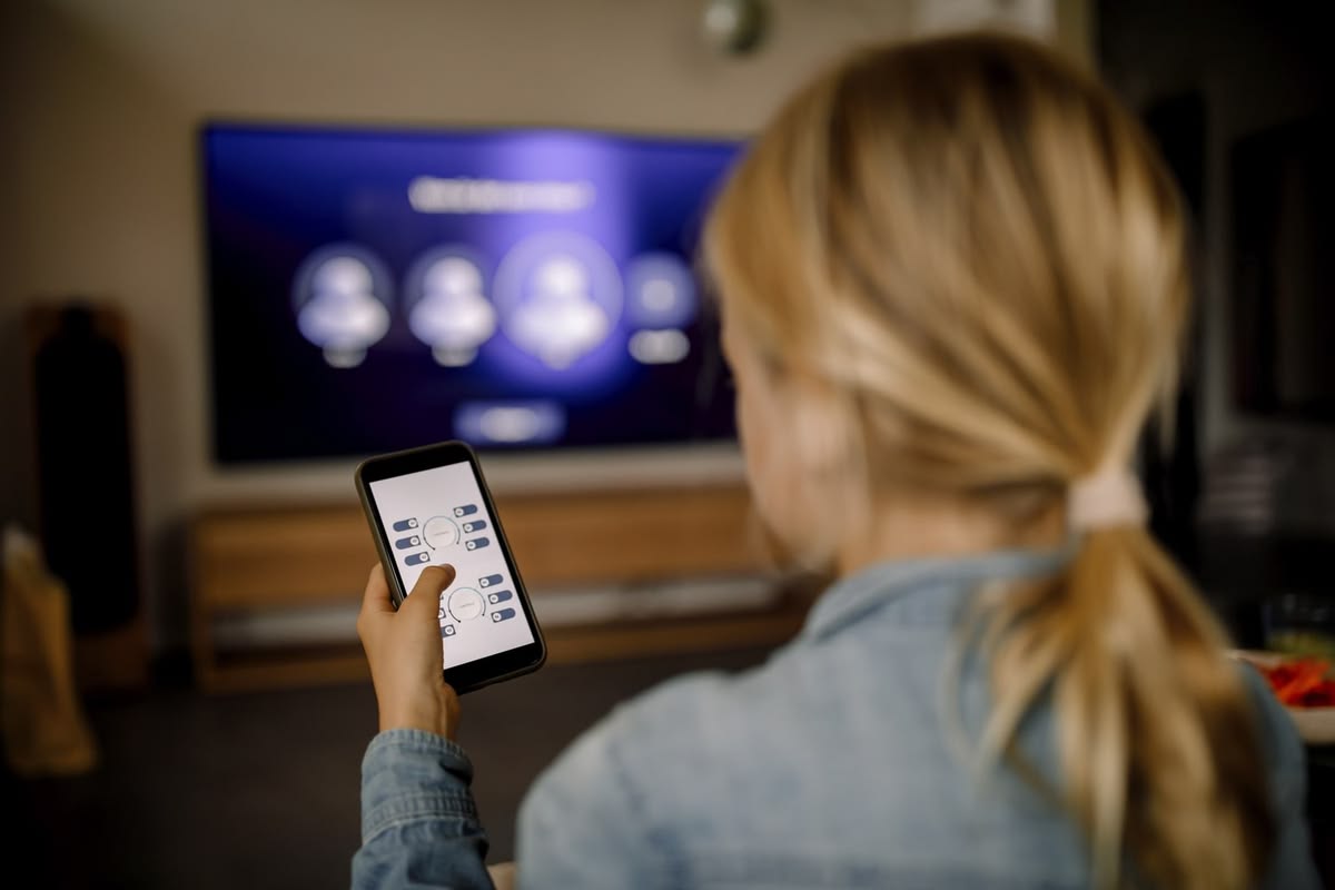 스마트폰 앱으로 인터넷 TV 결합 상품 프로필 설정하는 모습