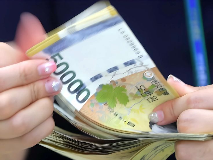 휴대폰 구매 비용 및 지원금 계산하는 모습
